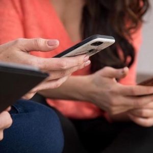 تبريكات عيد الفطر على هواتف المغاربة .. رسائل متكاسلة ومشاعر جامدة