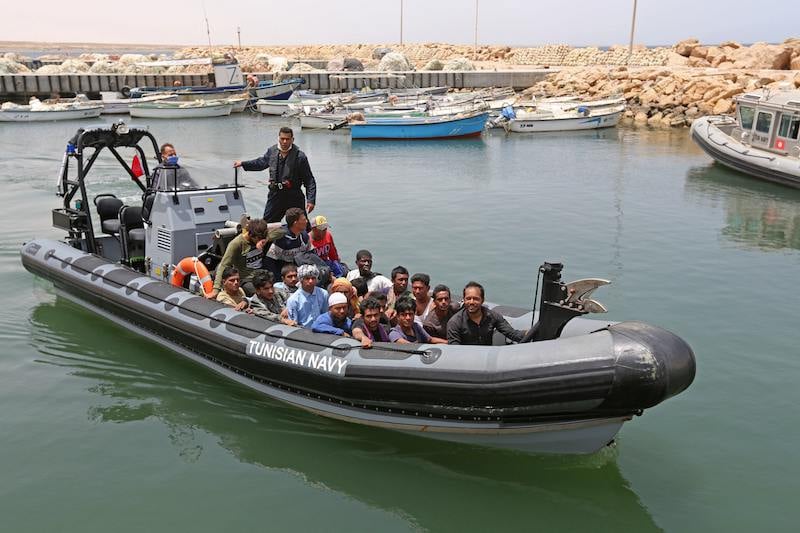 الجيش التونسي ينقذ مهاجرا مغربيا بالبحر