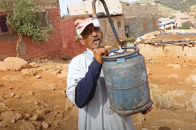 حي يعيش بدون كهرباء