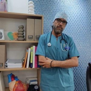 أخصائي يشرح "متلازمة القلب المنكسِر".. عندما يحول الحزنُ الحياةَ إلى جحيم‬