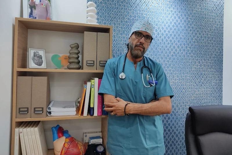أخصائي يشرح "متلازمة القلب المنكسِر".. عندما يحول الحزنُ الحياةَ إلى جحيم‬