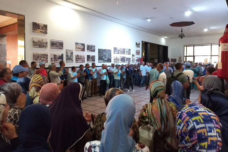 موظفون وعمال يحتجون بجماعة وجدة