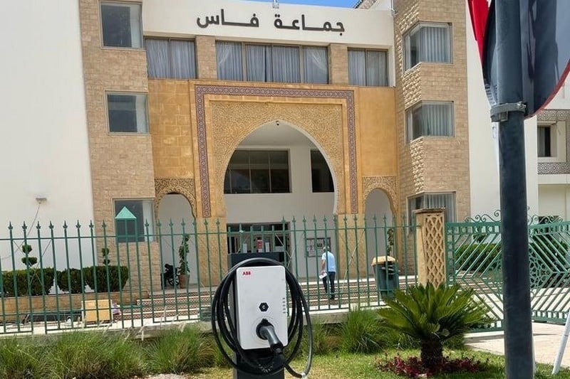فاس تُطلق محطات شحن سيارات كهربائية