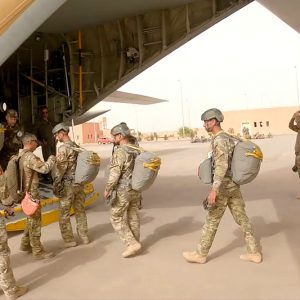 مظليون مغاربة وأمريكيون يغطون "سماء المحبس" في مناورات "الأسد الإفريقي"
