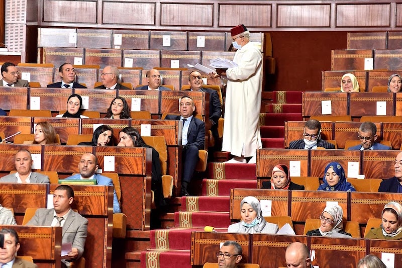 البرلمان يشرع في دراسة رفع عطلة الأبوة للموظفين إلى 15 يوما