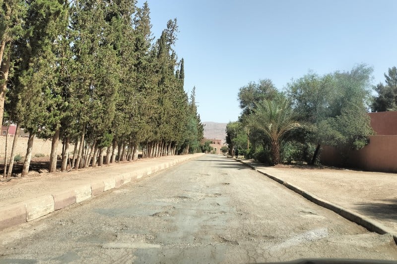 كثرة الحفر تحول شوارع تنغير إلى بؤر