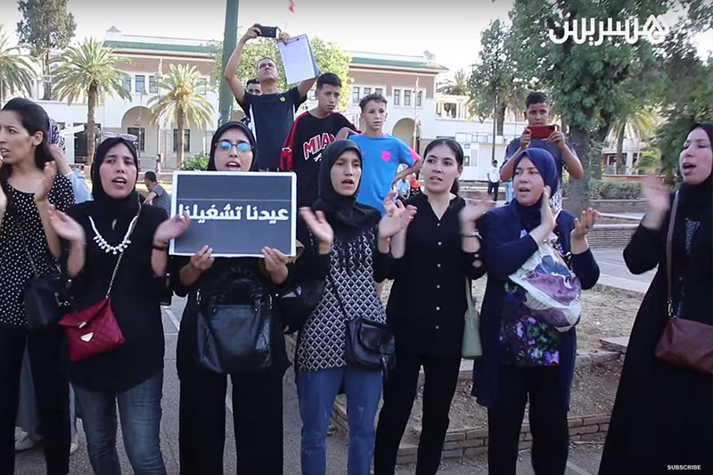 معطلون يتشحون بالسواد