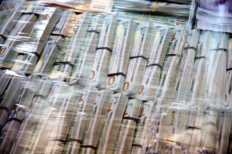 سعر الدولار يقترب من التكافؤ مع اليورو