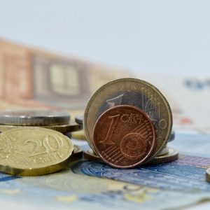 خبراء يربطون استعادة قيمة "الأورو" بالطاقة الروسية وتعديل السياسة النقدية