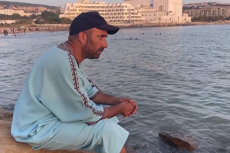 أب ينتظر انتشال جثة ابنه