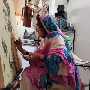 نجاة داود .. فنانة تشكيلية صحراوية تنتصر للمرأة وتراهن على بلوغ العالمية