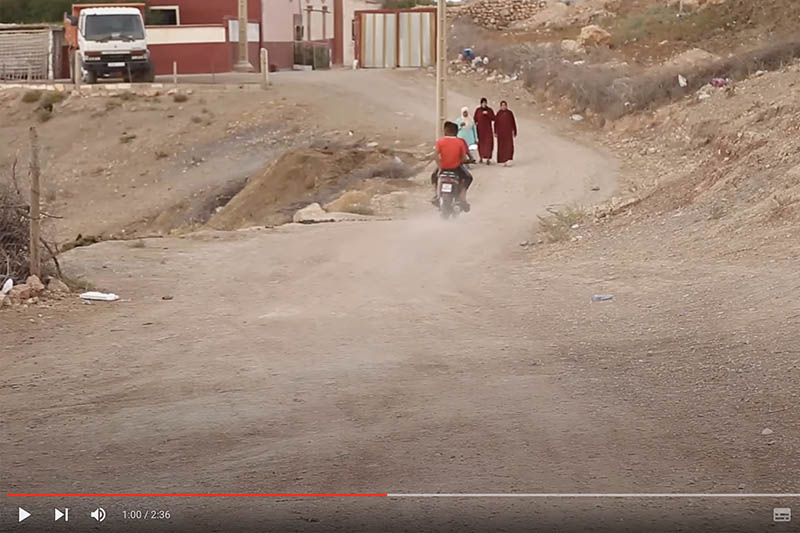مطالب بتعبيد الطريق