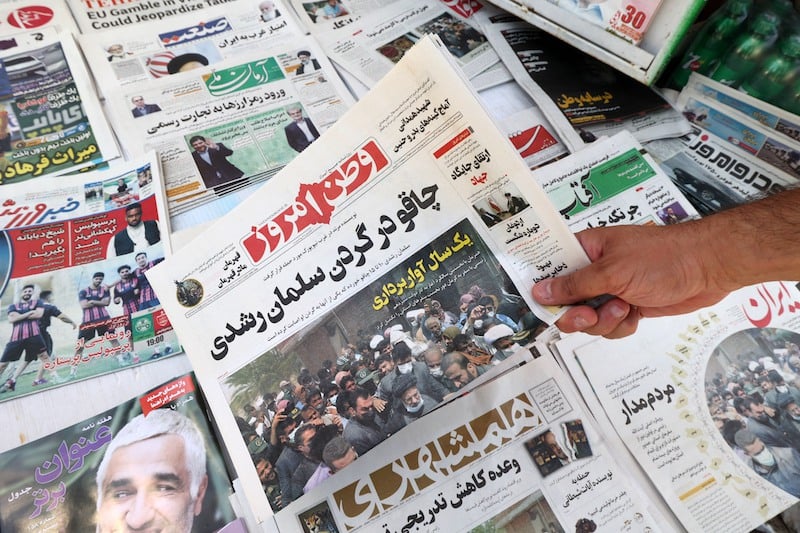 ردود فعل إيرانية تتهم أمريكا بتدبير الاعتداء على سلمان رشدي