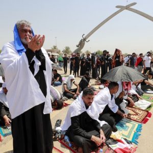 أنصار التيار الصدري يقيمون "صلاة جمعة موحدة" لاستعراض القوة في بغداد