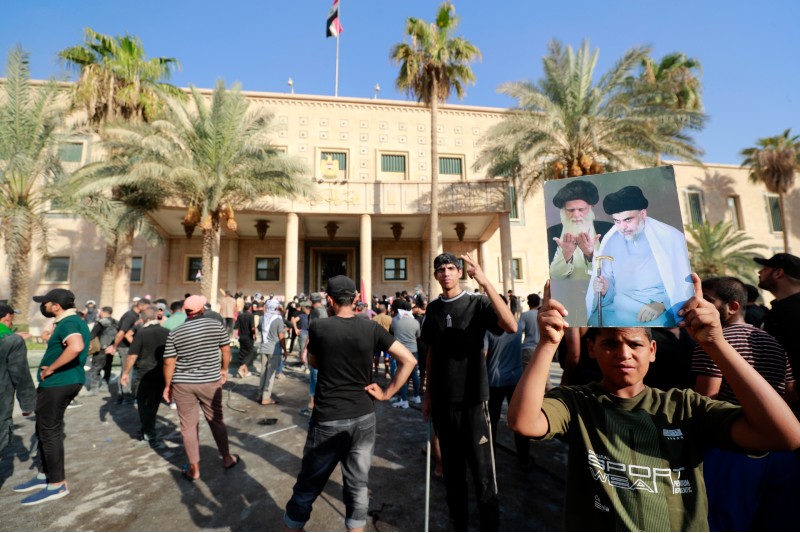 اشتباكات أنصار الصدر تسقط قتيلين في العراق