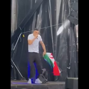 رابور مغربي يوضح بعد حمل "خرقة البوليساريو"
