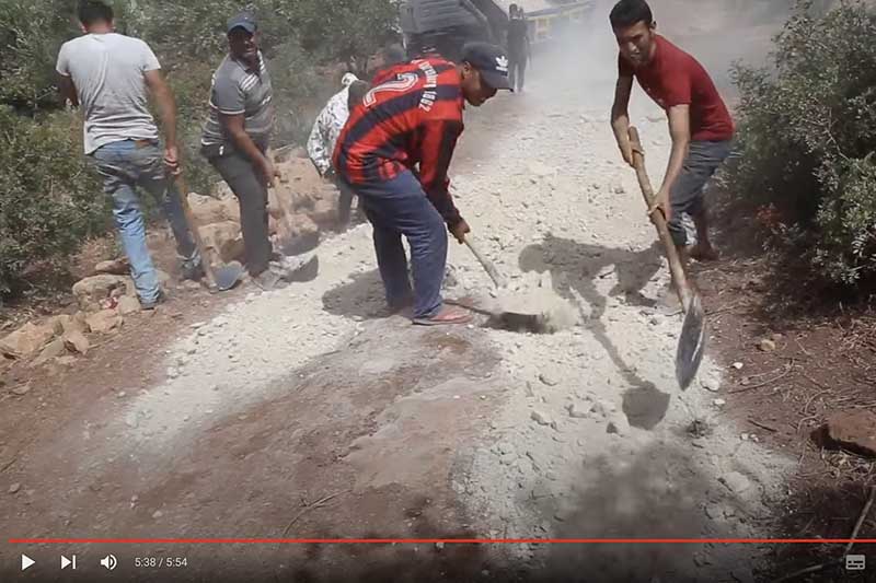 جهود ذاتية في ترميم طريق