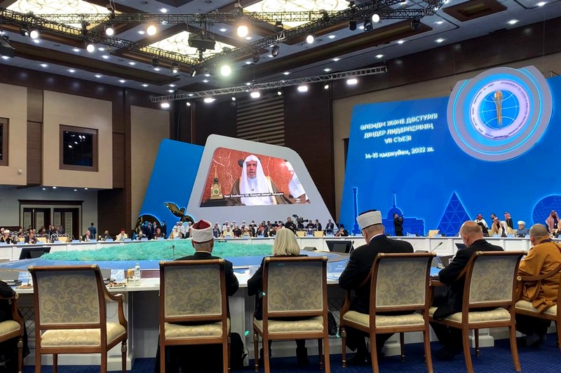 العيسى يرصد إيجابيات الدبلوماسية الدينية