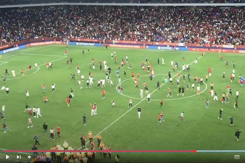الجماهير المغربية تقتحم الملعب