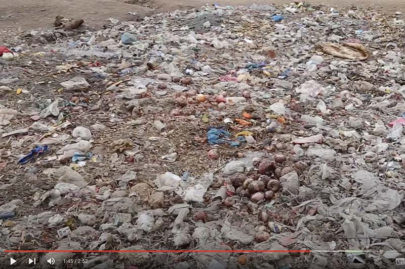 محنة وسط النفايات الصلبة