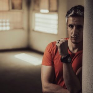 سي مهدي يعالج المشاكل الاجتماعية بين الأزواج في ألبوم غنائي جديد