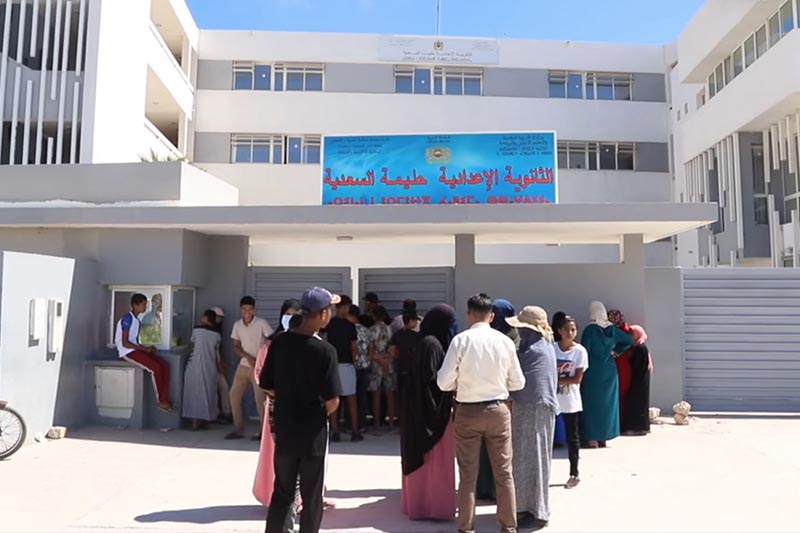 تلاميذ دون مقاعد دراسية