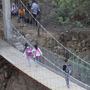 جسر معلق ببولمان ينهي معاناة أمهات