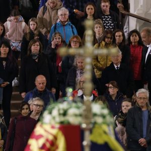 حشود بريطانية تودع الملكة إيليزابيث الثانية قبل يومين من الجنازة الرسمية