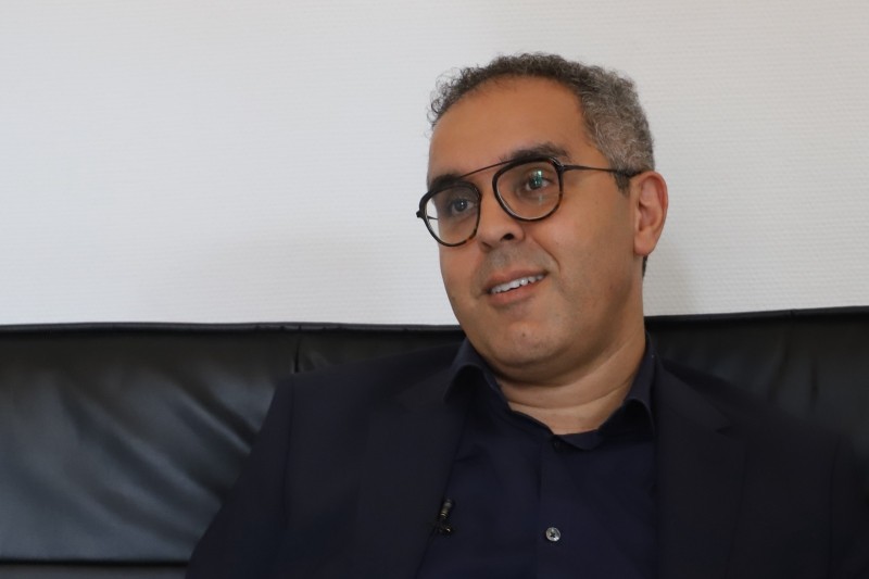 مسارات مغاربة في اسكندنافيا .. عبد الحميد العزوزي يبرع في جراحة الأسنان