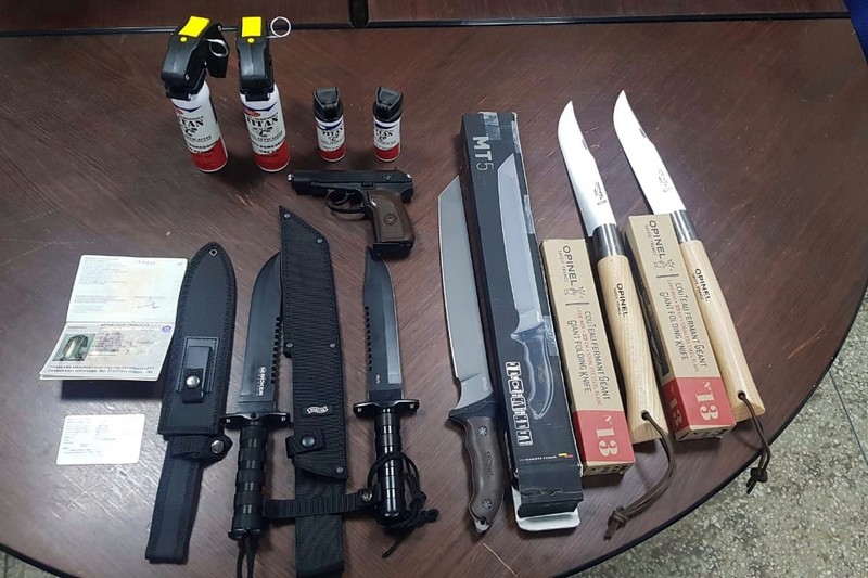 إحباط إدخال مسدس وأسلحة بيضاء بالناظور