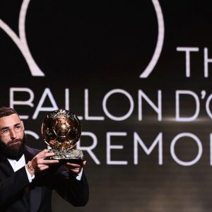 المهاجم الفرنسي بنزيمة يتوج بالكرة الذهبية