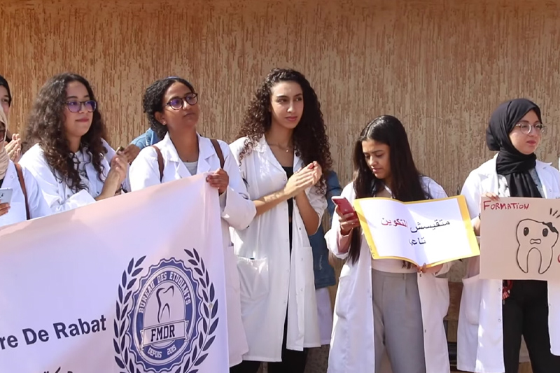 طلبة طب الأسنان يحتجون بالرباط