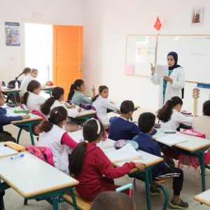 اليوم العالمي للمعلم .. مناسبة لإعادة الاعتبار للمعرفة في زمن التفاهات والشعبوية