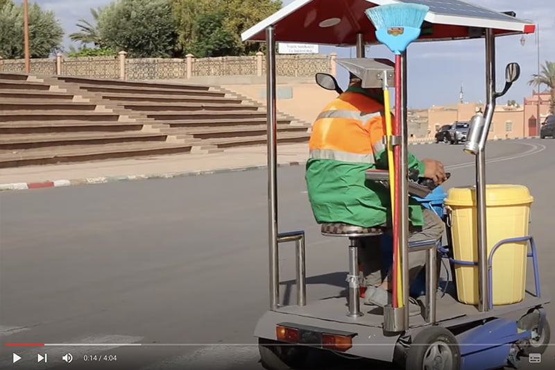 عربة تساعد عمال النظافة