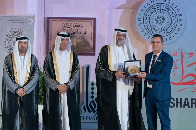 الخطاط المغربي تفردين يفوز بملتقى الشارقة