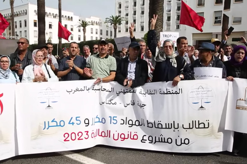 المحاسبون يحتجون أمام البرلمان