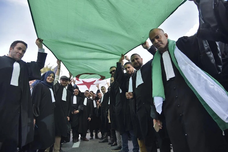 "المنفى أو السجن" .. مدافعون جزائريون عن حقوق الإنسان أمام "خيار صعب"