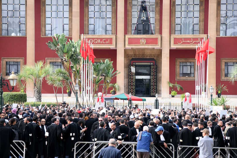 المحامون يشترطون السحب النهائي لـ"الدفع المسبق" للتوقف عن الاحتجاجات