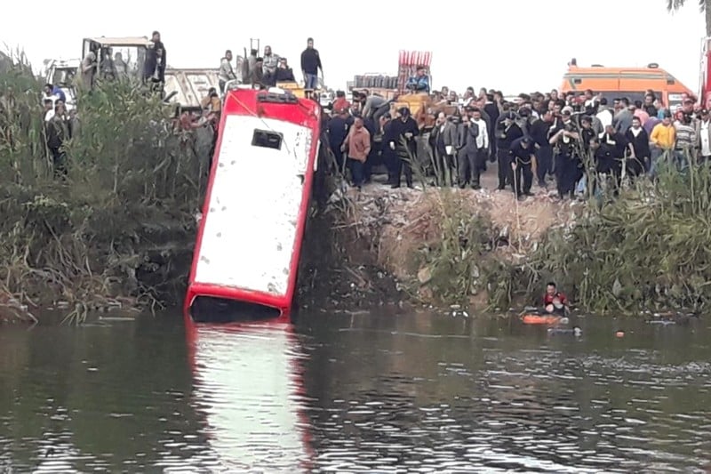 سقوط حافلة في بِركة مائية يسلب حياة 16 شخصا بمصر