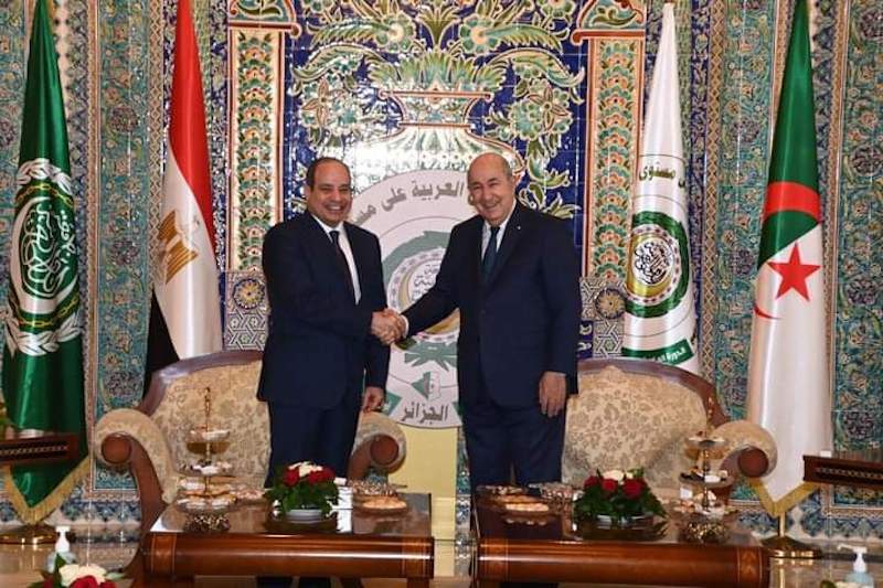 السيسي يدعو من الجزائر لاحترام سيادة الدول