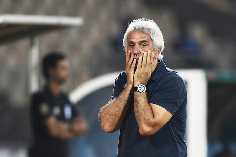 نقود ومجوهرات وساعات فاخرة.. سرقة منزل مدرب منتخب المغرب السابق