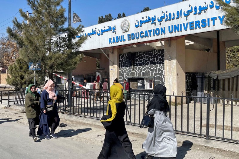 اعتقال مدرّس بسبب التنديد بمنع النساء من التعلّم في أفغانستان
