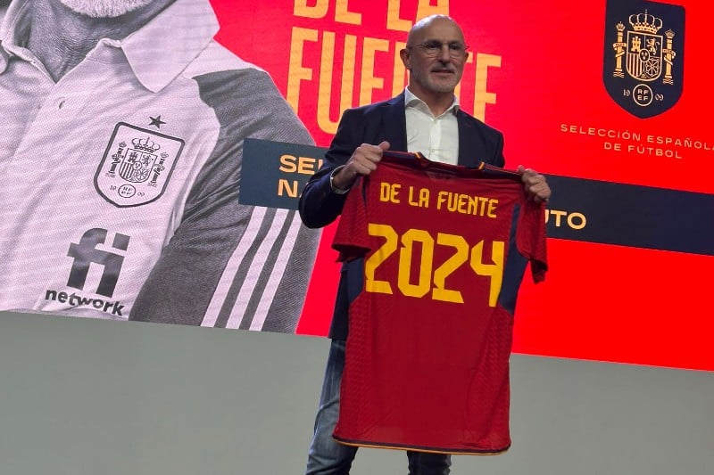دي لا فوينتي يتعهد بـ"مفاهيم جديدة" في منتخب "لاروخا"
