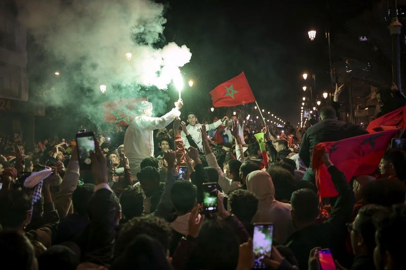 ناقد يداعب الكرة في "المونديال".. فروسية العصر بواجهة تجارية وسياسية