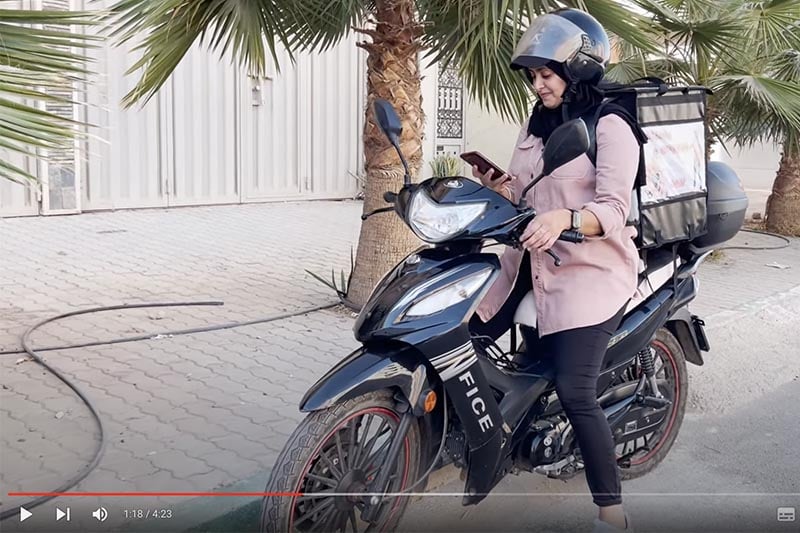 فتاة تقتحم خدمات التوصيل