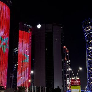 شوراع مدينة الدوحة تتزين بأعلام المغرب