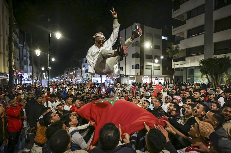 بنعبد العالي يرفع "كأس العالم".. نافذة مجتمع فُرجوي تطل على منعرج تاريخي