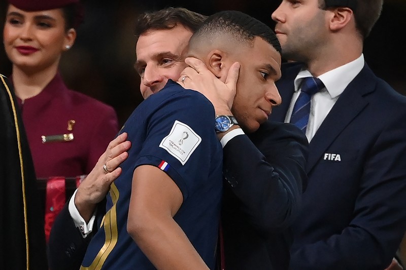 الرئيس ماكرون يواسي المنتخب الفرنسي