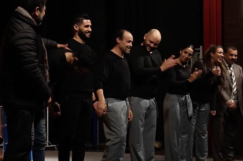 مسرحية "أحلو الباب"