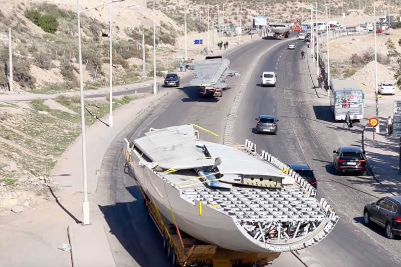 طائرة تخترق شوارع أكادير